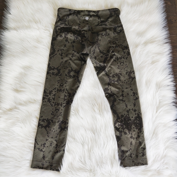 Lululemon snakeskin Wunder Under Crop  - Picture 8 of 9